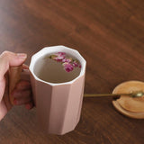 Tasse a cafe en ceramique avec eau